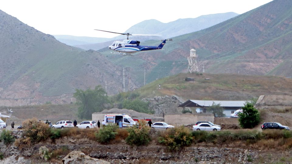 Mit diesem Hubschrauber hatte der iranische Präsident Raisi die Grenze zu Aserbaidschan besucht – nun ist er verschollen