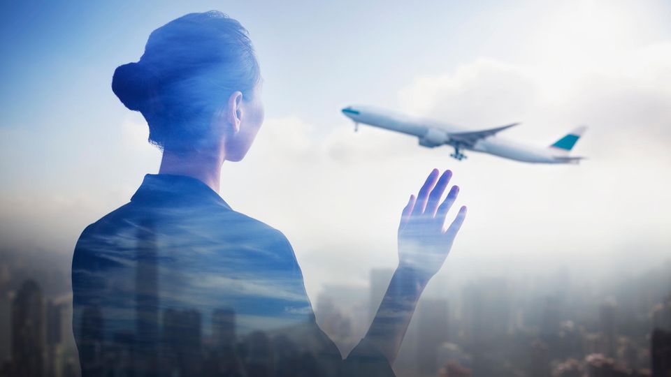 Flugangst: Eine junge Frau betrachtet ein Flugzeug