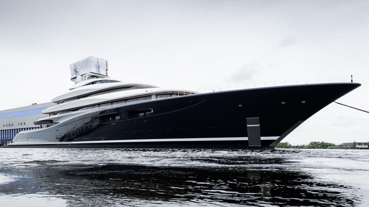 Feadship 821 Bill gates