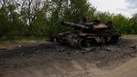 Ausgebrannter Panzer in der Region Charkiw.