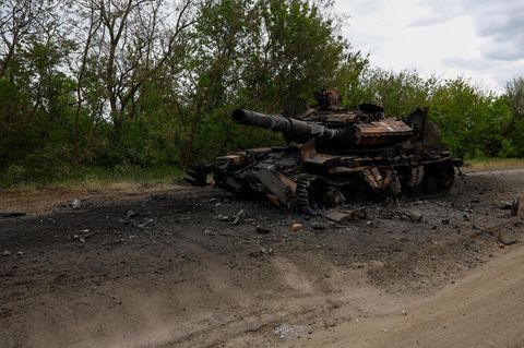 Ausgebrannter Panzer in der Region Charkiw.