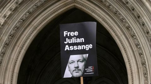 Ein Transparent mit dem Konterfei von Julian Assange wird vor dem Royal Courts of Justice in London hochgehalten