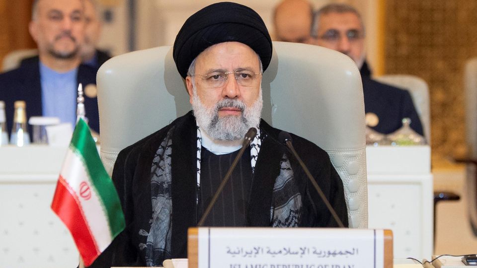 Ebrahim Raisi sitzt mit schwarzem Turban und Mantel bei einer Konferenz der Arabischen Liga