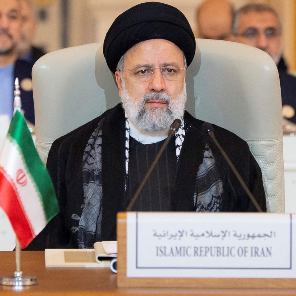 Ebrahim Raisi sitzt mit schwarzem Turban und Mantel bei einer Konferenz der Arabischen Liga