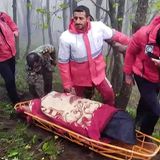 Dieses Bild zeigt iranischen Medien zufolge, wie der Körper Raisis transportiert wird.