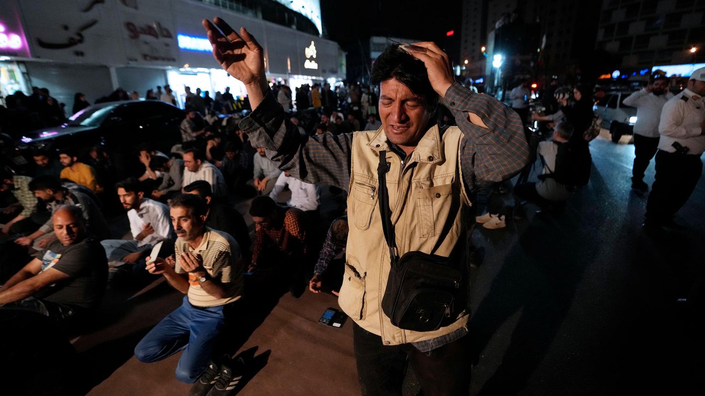 Auch im Zentrum der Hauptstadt Teheran (Foto) kamen Anhänger des umstrittenen Präsidenten zusammen um zu beten