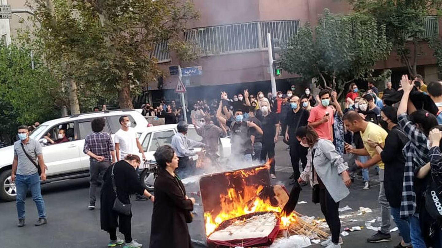 Massenproteste, die durch den Tod der jungen Mahsa Amini im September 2022 ausgelöst wurden Massenproteste, die durch den Tod der jungen Mahsa Amini im September 2022 ausgelöst wurden