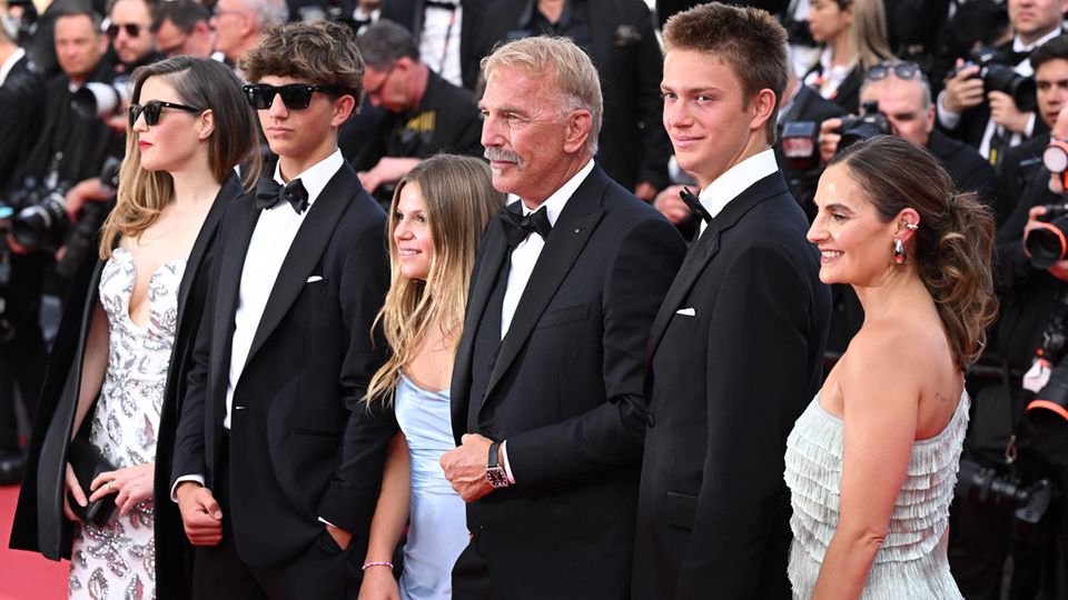 Kevin Costner mit seiner Familie bei den Filmfestspielen in Cannes