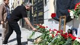 Weltweit bekundeten zahlreiche Länder, aber auch militante Gruppen wie Hamas und Hisbollah, ihr Beileid. Kremlchef Wladmir Putin, der in Zeiten des russischen Angriffskriegs in der Ukraine einen engen Draht zu Teheran hat, zeigte sich bestürzt. Raisi "wurde von seinen Landsleuten zu Recht hoch geachtet und genoss im Ausland großes Ansehen", hieß es in einem vom Kreml veröffentlichten Beileidsschreiben. In Moskau legten Menschen Blumen vor der iranischen Botschaft nieder.