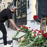 Weltweit bekundeten zahlreiche Länder, aber auch militante Gruppen wie Hamas und Hisbollah, ihr Beileid. Kremlchef Wladmir Putin, der in Zeiten des russischen Angriffskriegs in der Ukraine einen engen Draht zu Teheran hat, zeigte sich bestürzt. Raisi "wurde von seinen Landsleuten zu Recht hoch geachtet und genoss im Ausland großes Ansehen", hieß es in einem vom Kreml veröffentlichten Beileidsschreiben. In Moskau legten Menschen Blumen vor der iranischen Botschaft nieder.