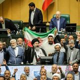 Das Parlament im Iran bejubelt die Entscheidung, Raketen auf Israel abzufeuern
