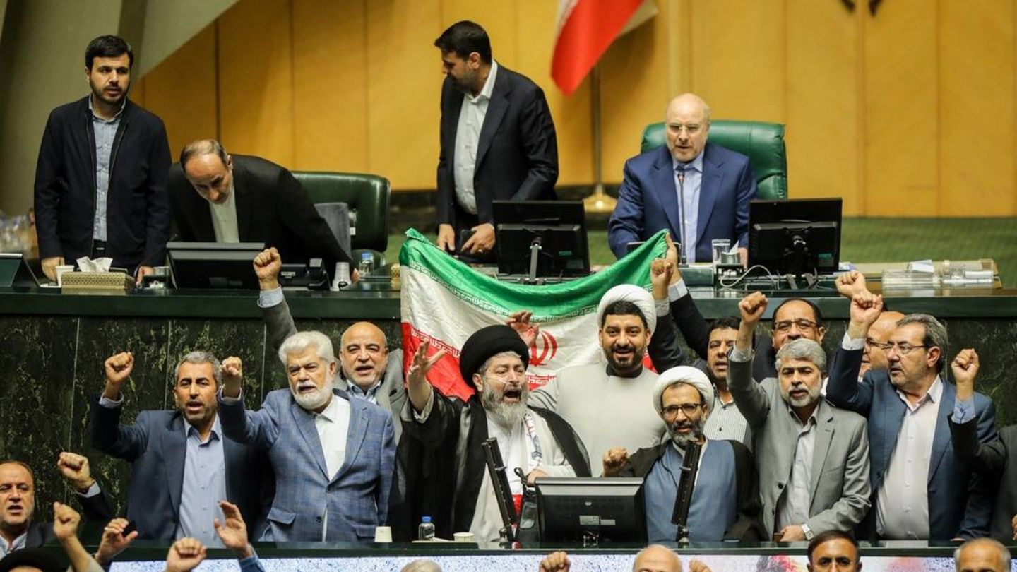 Das Parlament im Iran bejubelt die Entscheidung, Raketen auf Israel abzufeuern Das Parlament im Iran bejubelt die Entscheidung, Raketen auf Israel abzufeuern