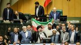 Das Parlament im Iran bejubelt die Entscheidung, Raketen auf Israel abzufeuern