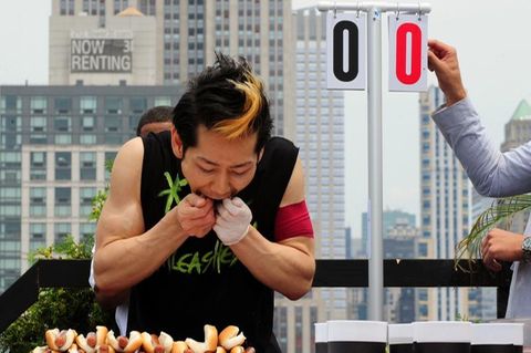 Wettesser Takeru Kobayashi bei einem Hotdog Wettessen