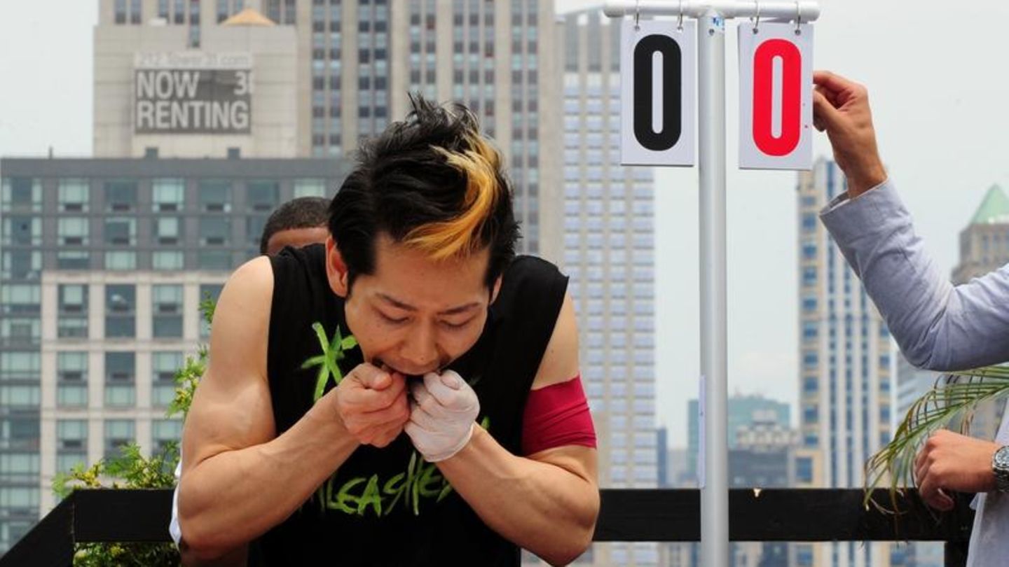 Wettesser Takeru Kobayashi bei einem Hotdog Wettessen