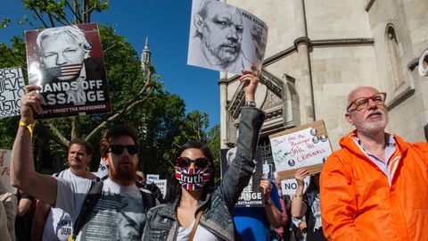 Einige Protestierende gehen seit Jahren für Julian Assange auf die Straße – nun dürfen sie einen Etappensieg feiern