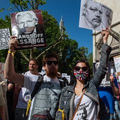 Einige Protestierende gehen seit Jahren für Julian Assange auf die Straße – nun dürfen sie einen Etappensieg feiern