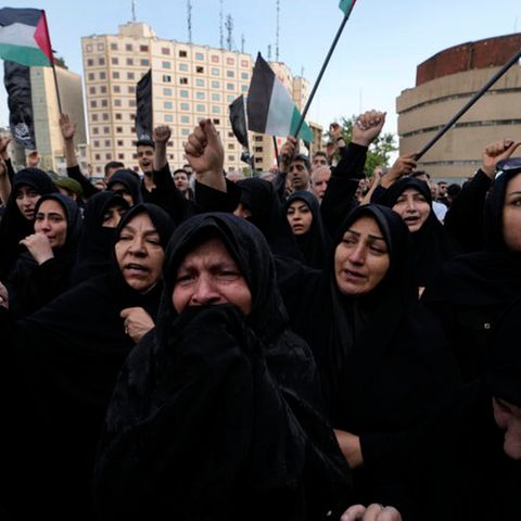 Iran: Anhänger von Ebrahim Raisi bei einem Trauermarsch