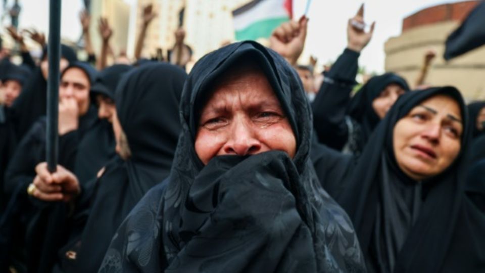 Frauen betrauern Raisi in Teheran