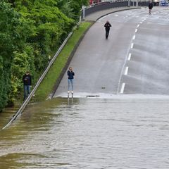Starkregen sorgte am Samstag in Saarbrücken in der Saar für Hochwasser