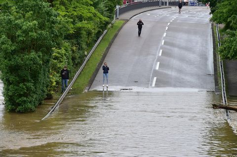 Starkregen sorgte am Samstag in Saarbrücken in der Saar für Hochwasser