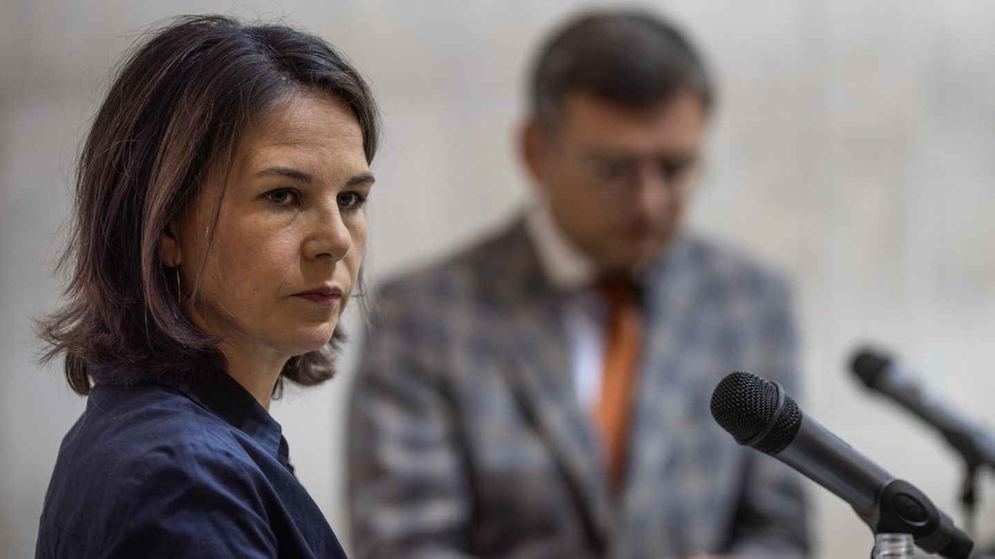 Außenministerin Annalena Baerbock zusammen mit ihrem ukrainischen Amtskollegen Dmytro Kuleba