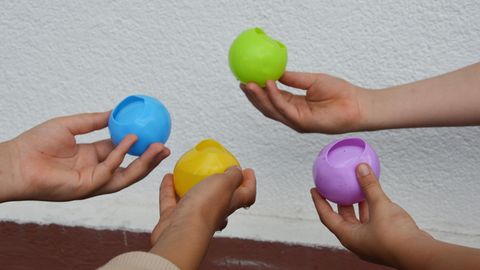 Kinder halten die wiederverwendbaren Wasserballons von Imaginew hoch
