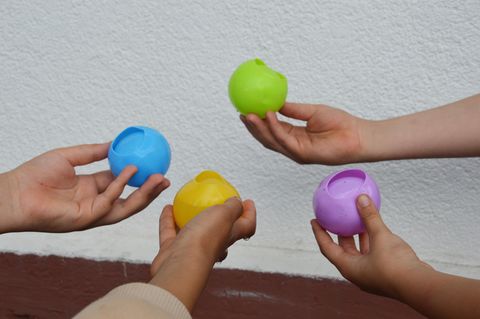 Kinder halten die wiederverwendbaren Wasserballons von Imaginew hoch