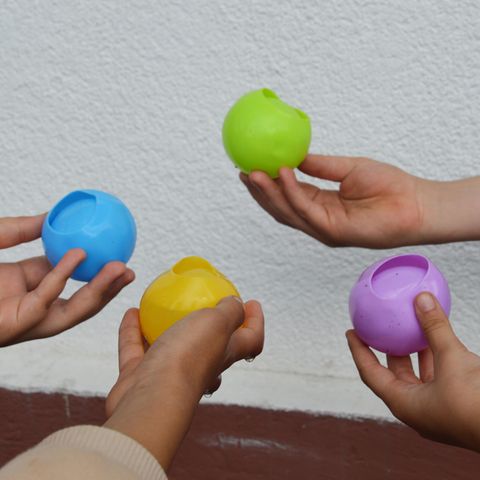 Kinder halten die wiederverwendbaren Wasserballons von Imaginew hoch