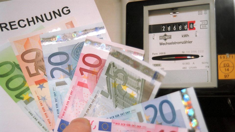 Mit Abstand am teuersten ist der Strom über den Grundversorgungstarif des örtlichen Versorgers. Und trotzdem bezieht ein knappes Viertel der Haushalte in Deutschland diesen noch. 