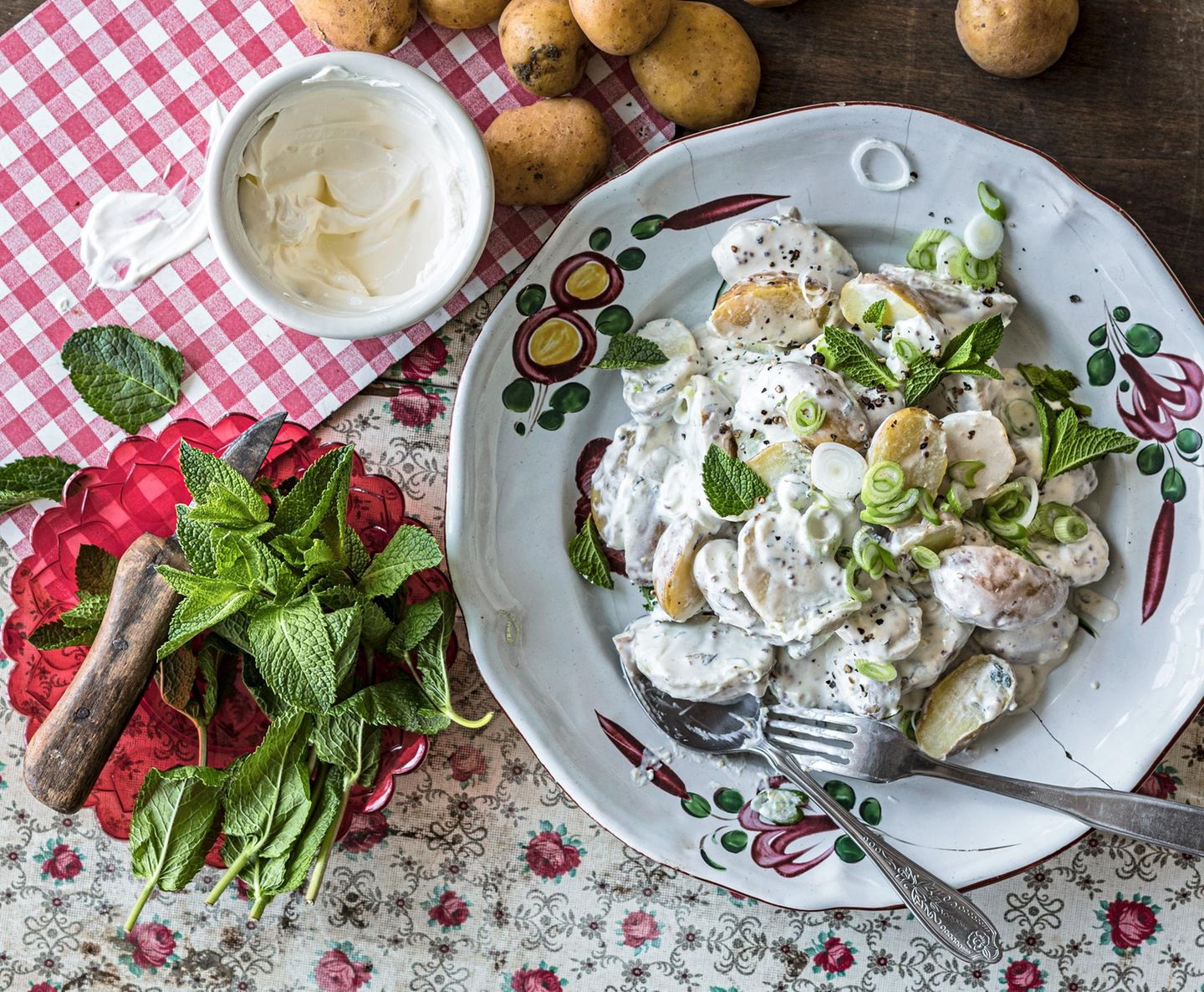 Leckerer rustikaler Kartoffelsalat