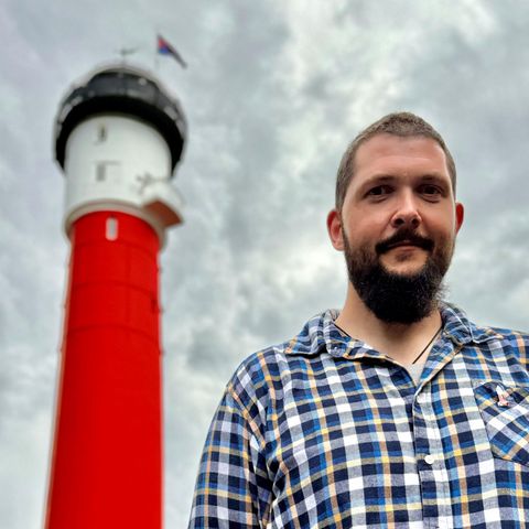 Der neue Leuchtturmwärter von Wangerooge vor seinem Turm.