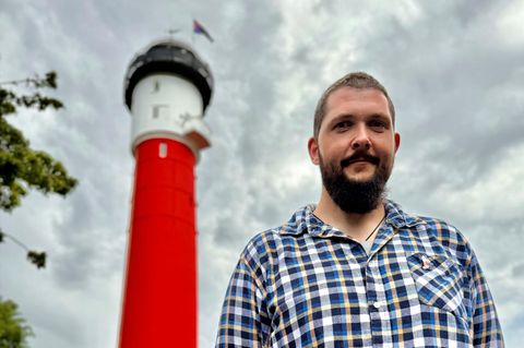 Der neue Leuchtturmwärter von Wangerooge vor seinem Turm.