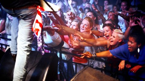 Konzert-Fans außer Rand und Band (gestellte Szene)