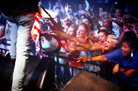 Konzert-Fans außer Rand und Band (gestellte Szene)