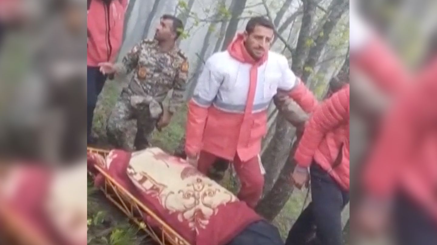 Iran : Videos zeigen Absturzstelle von Raisis Helikopter: Helfer transportieren Leichen ab