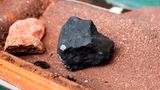 Ein schwarzer, etwa Tennisball großer Meteorit durchschlug am 28. April 2023 das Dach eines Hauses in Elmshorn, Schleswig-Holstein, Elmshorn