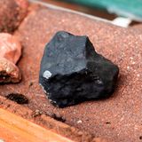 Ein schwarzer, etwa Tennisball großer Meteorit durchschlug am 28. April 2023 das Dach eines Hauses in Elmshorn, Schleswig-Holstein, Elmshorn