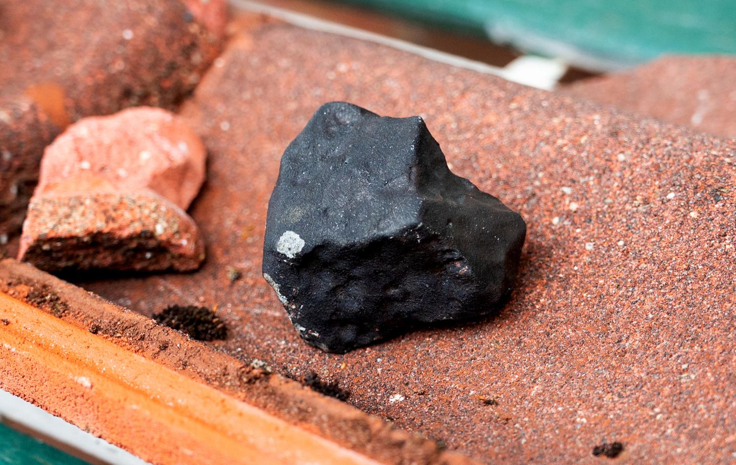 Ein schwarzer, etwa Tennisball großer Meteorit durchschlug am 28. April 2023 das Dach eines Hauses in Elmshorn, Schleswig-Holstein, Elmshorn