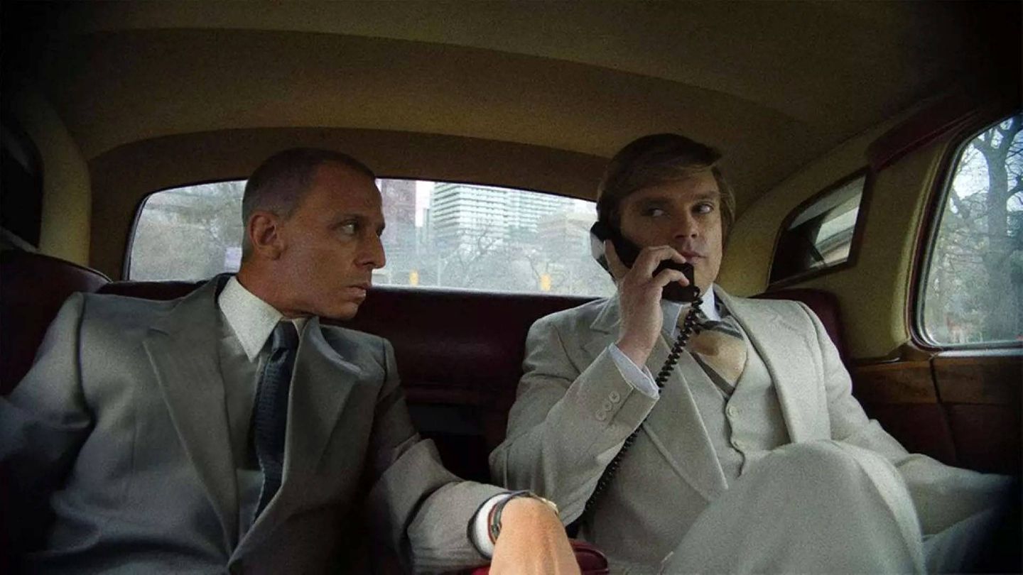 Szenenfoto "The Apprentice" Szene aus "The Apprentice": Roy Cohn und Donald Trump sitzen zusammen im Auto