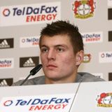 In der Winterpause der Saison 2008/09 wechselt Kroos als Leihspieler zu Bayer Leverkusen, um mehr Einsätze zu erhalten. Dort gerät er unter die Fittiche von Jupp Heynckes, was seiner Entwicklung sehr gut tut