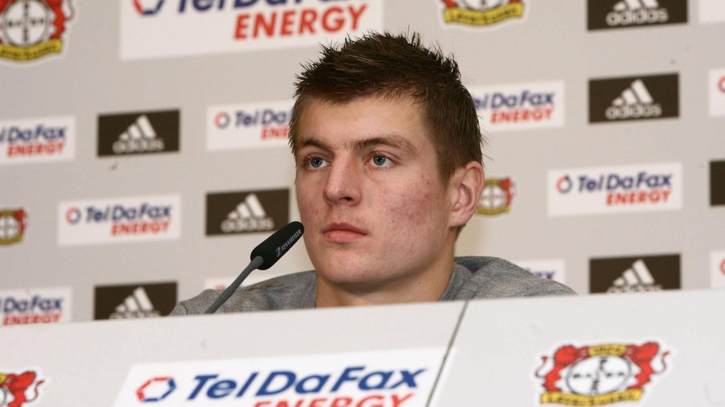 In der Winterpause der Saison 2008/09 wechselt Kroos als Leihspieler zu Bayer Leverkusen, um mehr Einsätze zu erhalten. Dort gerät er unter die Fittiche von Jupp Heynckes, was seiner Entwicklung sehr gut tut