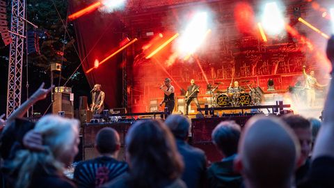 Blick auf die Bühne bei Rammstein Konzert zwischen Köpfen hindurch