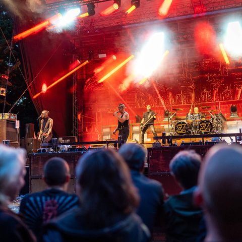 Blick auf die Bühne bei Rammstein Konzert zwischen Köpfen hindurch