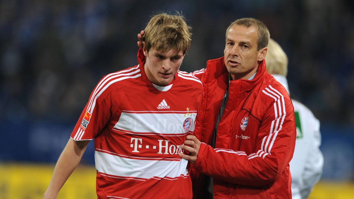 Ein halbes Jahr lang (2008 bis 2009) ist Jürgen Klinsmann sein Trainer. Kroos erhält immer wieder Einsätze, kann sich aber noch nicht durchsetzen. Manchmal wirkt sein Spiel trotz seiner genialen Pass-Qualitäten etwas schläfrig. Harte Zweikämpfe und Sprints sind nicht sein Ding, Kroos ist der elegante Ball-Verteiler