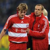 Ein halbes Jahr lang (2008 bis 2009) ist Jürgen Klinsmann sein Trainer. Kroos erhält immer wieder Einsätze, kann sich aber noch nicht durchsetzen. Manchmal wirkt sein Spiel trotz seiner genialen Pass-Qualitäten etwas schläfrig. Harte Zweikämpfe und Sprints sind nicht sein Ding, Kroos ist der elegante Ball-Verteiler