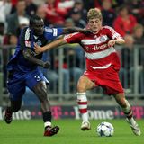 Der Anfang im zarten Alter von 17 Jahren, hier in einem Spiel gegen den HSV im August 2008. Vor der Saison 2007/08 holt ihn Otmar Hitzfeld in die erste Elf der Bayern. Ein Jahr zuvor war der hochtalentierte Greifswalder von Hansa Rostock nach München gewechselt