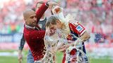 2013 übernimmt Pep Guardiola bei den Bayern. Ein Jahr später feiern der katalanische Wundertrainer und Kroos gemeinsam die deutsche Meisterschaft mit einer Bierdusche