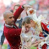2013 übernimmt Pep Guardiola bei den Bayern. Ein Jahr später feiern der katalanische Wundertrainer und Kroos gemeinsam die deutsche Meisterschaft mit einer Bierdusche