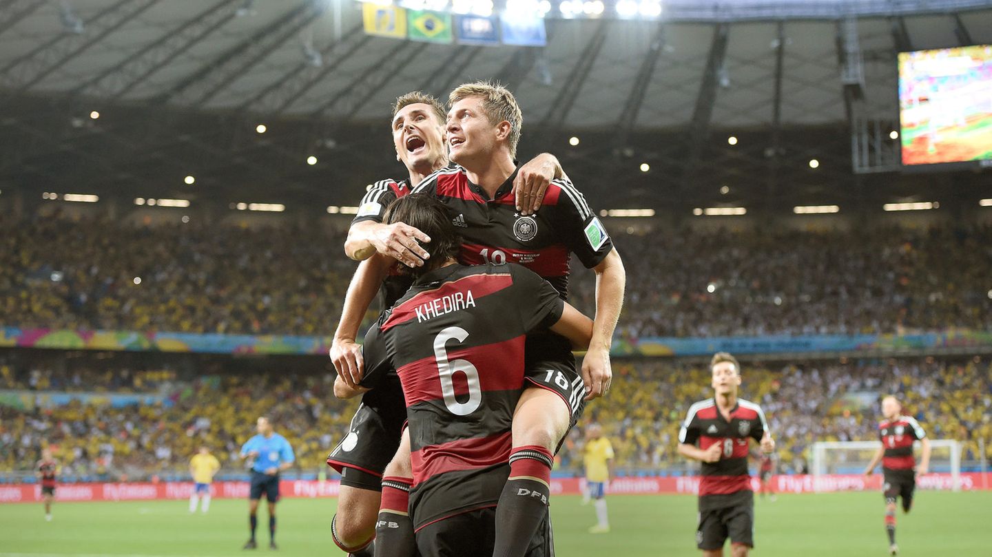 Es folgt die Weltmeisterschaft in Brasilien. Im legendären Halbfinale von Belo Horizonte zerlegt die deutsche Elf Brasilien mit 7:1, Kroos erzielt zwei Treffer